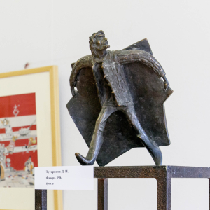 Бронзовая скульптура «Фанера» Д.Н. Тугаринова в пространстве экспозиции «Недосказки» в залах Российской академии художеств, 2021. Фото Ивана Новикова-Двинского, пресс-служба РАХ.