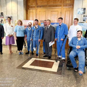 Академик РАХ В.С. Бубела-Маслова передала свои картины в дар Госпиталю им. П.В. Мандрыка. Фото госпиталя 
