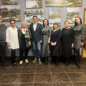 На отчетной выставке пленэра «Грачи прилетели. XXI век» на фоне работ И.В. Рыбаковой. Слева направо: спонсор пленэра Ю.В. Мартынов, академики И.В. Рыбакова, Скоробогатова Т.П., спонсор предшествующих пленэров А.Б. Баранов с супругой Дианой, куратор пленэр