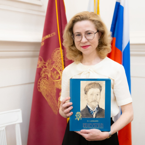 О.С. Давыдова с монографией «Михаил Врубель: Жизнь в XXI веке. Неизвестное на фоне известного» в Белом зале РАХ. Фото: Виктор Берёзкин, пресс-служба РАХ