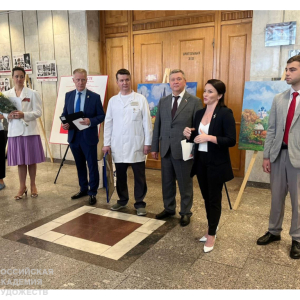 Академик РАХ В.С. Бубела-Маслова передала свои картины в дар Госпиталю им. П.В. Мандрыка. Фото госпиталя 