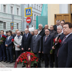 03.11.2024. Президент РАХ З.К. Церетели возложил цветы к памятнику жертвам Бесланской трагедии на Аланском подворье. Фото: Серги Шагулашвили для РАХ