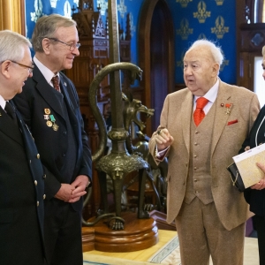 Гашение почтовой марки к 75-летию Ялтинской конференции с изображением скульптуры «Большая тройка» работы З.К.Церетели в МИД