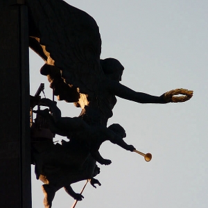 Зураб Церетели. Скульптурная композиция Богини Победы, венчающая стелу на Поклонной горе в Москве, 1995. 