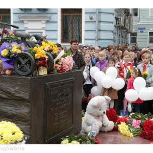 03.11.2024. Президент РАХ З.К. Церетели возложил цветы к памятнику жертвам Бесланской трагедии на Аланском подворье. Фото: Серги Шагулашвили для РАХ