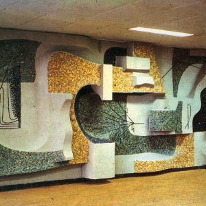 В.К. Васильцов (1932-2008), Э.А. Жарёнова. Рельеф с мозаикой «Энергия» в фойе конференц-зала Министерства энергетики СССР, Москва. 1975. Фото из книги «Московские монументалисты». М., 1985.