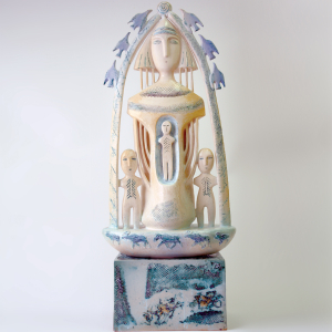Г.М. Визель. Декоративная скульптура «Югорская Мадонна», 2008 г. Шамот, фаянс, глазури. 95х42х15. Фото: Кирилл Самурский