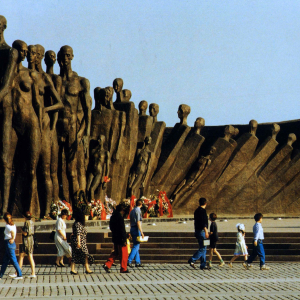 З.К. Церетели (1934-2026). Мемориал «Трагедия народов» на Поклонной Горе в Москве. 1995. Из альбома «Зураб Церетели. Том 3», 1997. Фото Б.В. Головченко