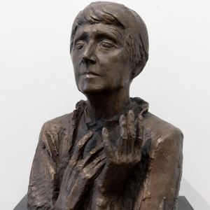 Е.В.Пасхина. Портрет художницы В.Е. Кичигиной. 1989. Бронза, гранит. 55×40×40.Собственность автора. Фото: Виктор Берёзкин, пресс-служба РАХ