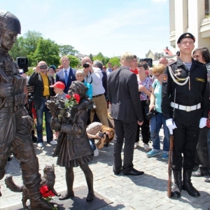 Памятник «Вежливым людям»  работы С.Щербакова открыт в Крыму.
