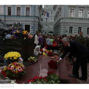03.11.2024. Президент РАХ З.К. Церетели возложил цветы к памятнику жертвам Бесланской трагедии на Аланском подворье. Фото: Серги Шагулашвили для РАХ