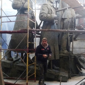 Скульпторы под руководством почетного члена РАХ А.Е.Ткачука работает над композицией «Под знаменем Победы» в Красноярске.