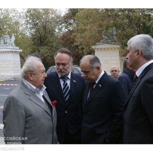03.11.2024. Президент РАХ З.К. Церетели возложил цветы к памятнику жертвам Бесланской трагедии на Аланском подворье. Фото: Серги Шагулашвили для РАХ