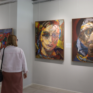 Персональная выставка «Дорога домой» Виктора Калинина в Барнауле. Фото: Виктория Борунова, Государственный художественный музей Алтайского края.