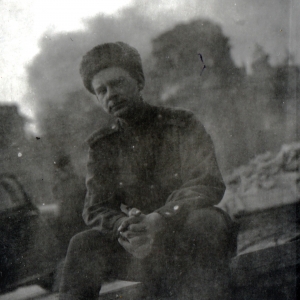 На фоне Рехстага.Б.Неменский в Берлине. Весна 1945. Фото из архива Б.М.Неменского
