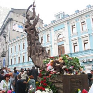 03.11.2024. Президент РАХ З.К. Церетели возложил цветы к памятнику жертвам Бесланской трагедии на Аланском подворье. Фото: Серги Шагулашвили для РАХ