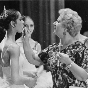С.Н. Головкина наносит гримм балеринам перед спектаклем. Автор фото неизвестен. Из архива семьи.