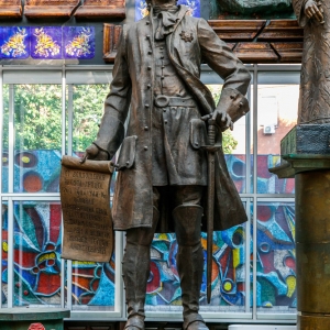 Монументальная скульптура Петра Великого в экспозиции на Пречистенке, 19.