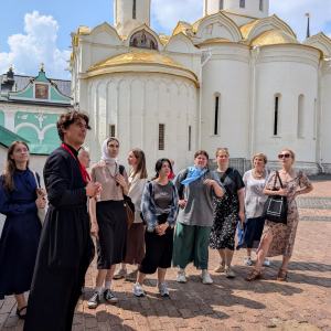 Студенты академии художеств им. И.Е. Репина в Свято-Троицкой Сергиевой Лавре. Фото: Алиса Коннова для РАХ.