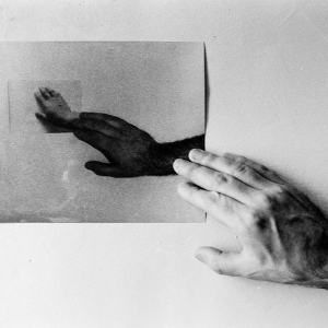 Петер Вайбель (1944-2023). Бесконечная цепь из рук. 1972. Бумага, фотопечать