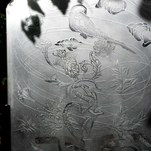Выставка стекла «Новый взгляд – Новое стекло. Продолжение» во внутреннем дворике РАХ. Фото: Елена Клембо, пресс-служба РАХ