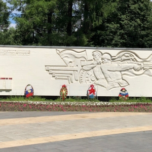 Арх. Кадина И.Г., скульпторы  Бурганов А.Н., Жилкин Г.Д.. Мемориал. «Советским воинам — защитникам Москвы».  1975. Парк «Грачевка», Москва