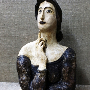 И. Помелова. Парижанка. 2013. Шамот, роспись, h-55с.