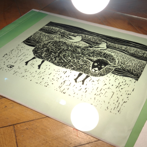 Мастер-класс по шелкографии Николая Куняева в рамках V Международной биеннале печатной графики «Кубачинская башня» в Махачкале. Фото: пресс-служба проекта.