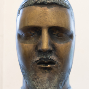 Д.Н. Тугаринов. Л. Мещеряков. 2019 г. Бронза, камень. Собственность автора. Фото Виктора Берёзкина, пресс-служба РАХ