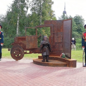 В селе Кобона Ленинградской области открыли памятник «Неизвестному водителю» работы А. Таратынова