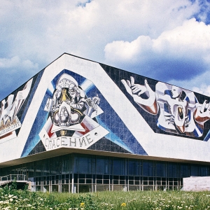 Л.Г. Полищук (1925-2022), С.И. Щербинина (1930-2017). «Исцеление человека» на здании библиотеки РНИМУ имени Н.И. Пирогова в Москве. 1973-1979. Смальта. 2000 кв.м.
