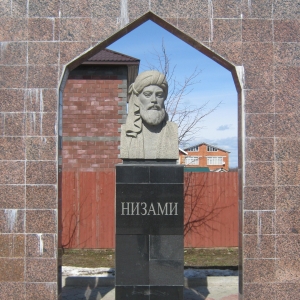 О.Г. Эльдаров. Бюст Низами. 2004, Чебоксары. Автор фото: Георгий Долгопский