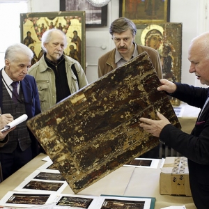 Заведующий кафедрой реставрации Ю.Г. Бобров демонстрирует членам экзаменационной комиссии результат выполнения одного из учебных заданий.